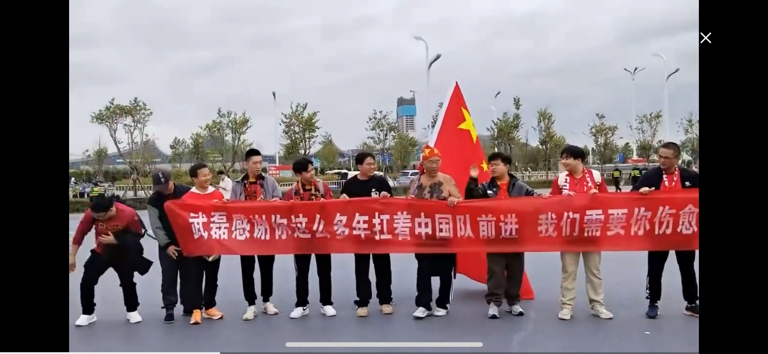 精彩足球对决引发球迷的热情追捧的简单介绍